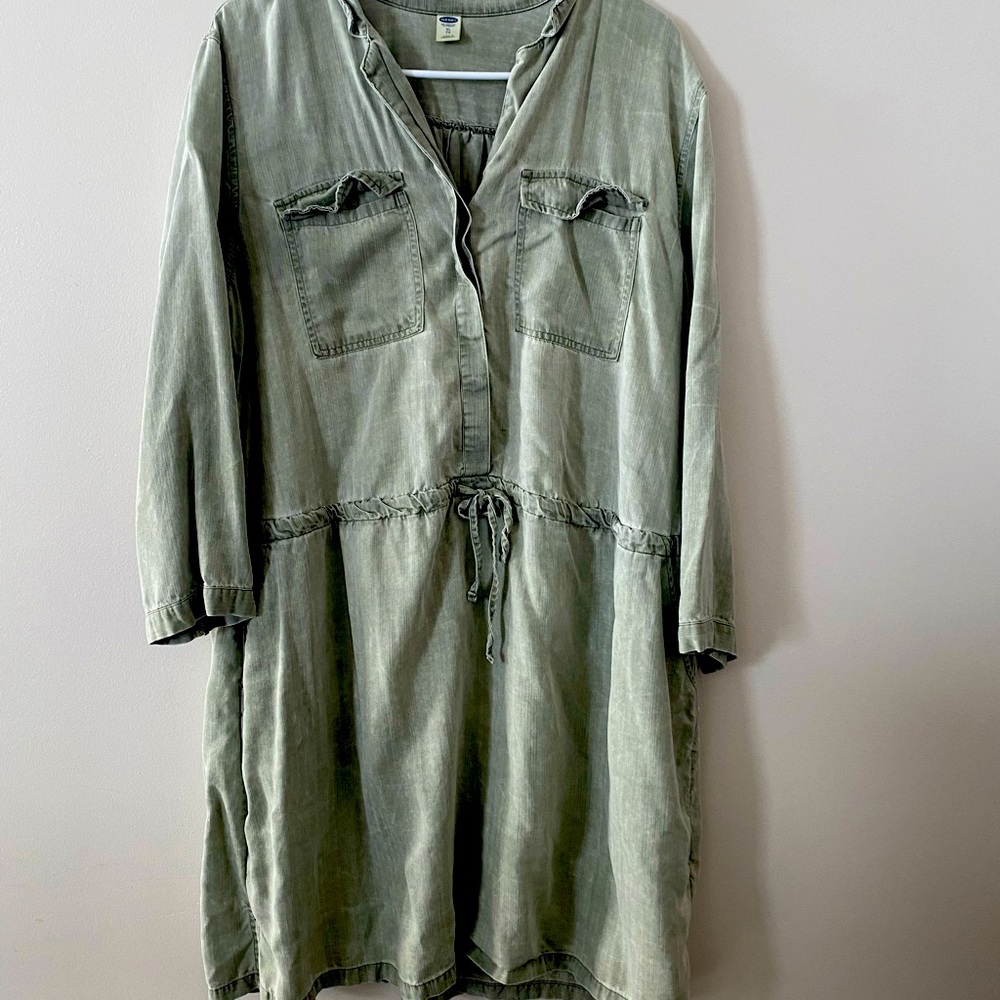 Light Green Old Navy dress, cinches at waist.